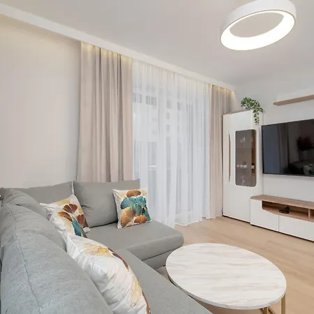 Bright With Spacious Balcony And Air Conditioning By Renters アパート
