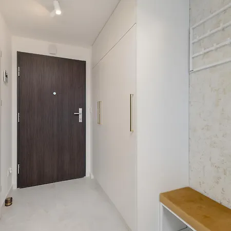 Bright With Spacious Balcony And Air Conditioning By Renters *