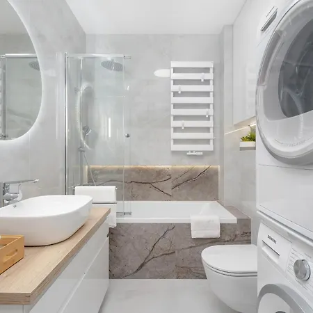 Bright With Spacious Balcony And Air Conditioning By Renters *