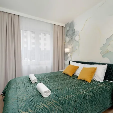 Bright With Spacious Balcony And Air Conditioning By Renters