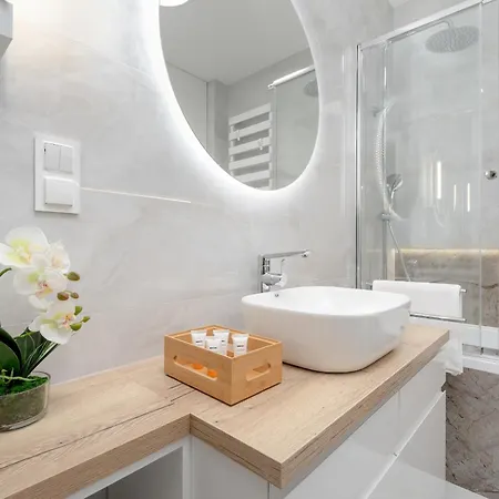 Lägenhet Bright With Spacious Balcony And Air Conditioning By Renters